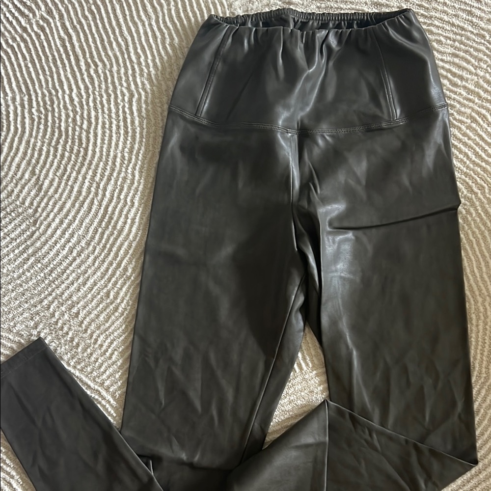Wilfred Army Green High-Waisted Faux Leather Leggings with Elastic Waistband